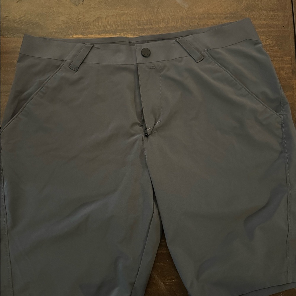 Oakley Men’s Regular Fit Shorts. Size 36. Grey